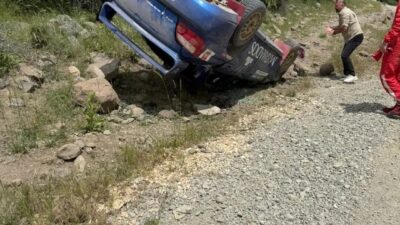 Beypazarı ilçesinde düzenlenen Hitit Rallisi'nde bir araç takla atarak kaza