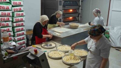 Beypazarı ilçesinde Kurban Bayramı için hazırlıklar yoğunlaşıyor. Kınalı Eller Kadın