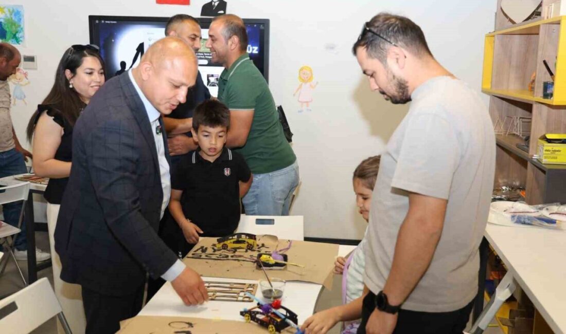 Kırıkkale Belediyesi'nin Babalar Günü etkinliğinde, babalar ve çocukları Bilim Merkezi'nde