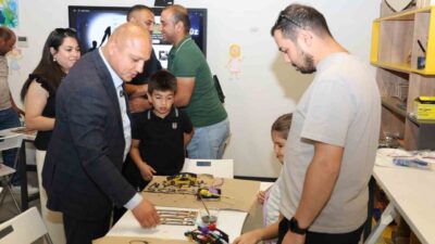 Kırıkkale Belediyesi'nin Babalar Günü etkinliğinde, babalar ve çocukları Bilim Merkezi'nde
