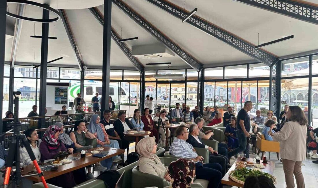 Çayın geçmişi, bugünü ve geleceği konuşuldu Rize'de düzenlenen 'Bilim Kafe'