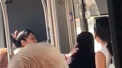 Denizli'de halk otobüsünde tesettürlü kadına hakaret eden kadın gözaltına alındı.