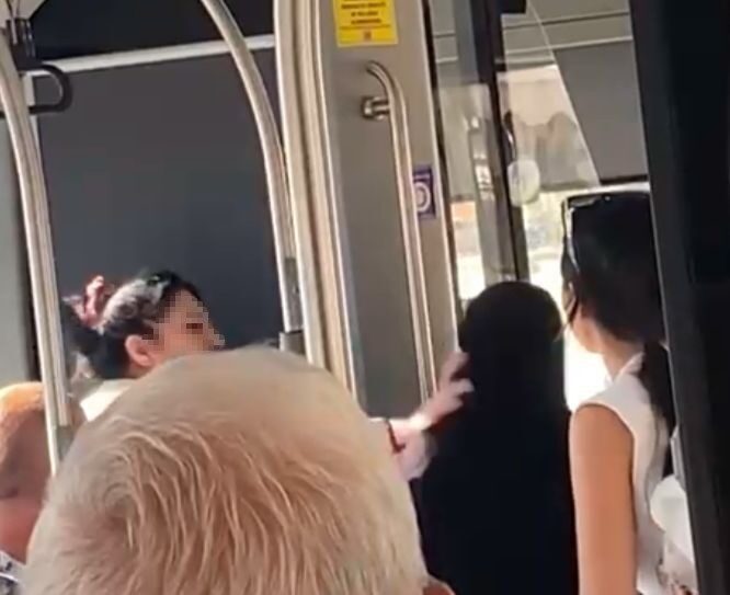 Çocuğuyla otobüse binen tesettürlü kadına hakaret eden saldırgan gözaltına alındı Denizli'de halk otobüsünde tesettürlü