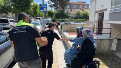 Çorum Belediyesi, YKS'ye giren adayları bekleyen ailelere dondurma dağıtarak sıcak