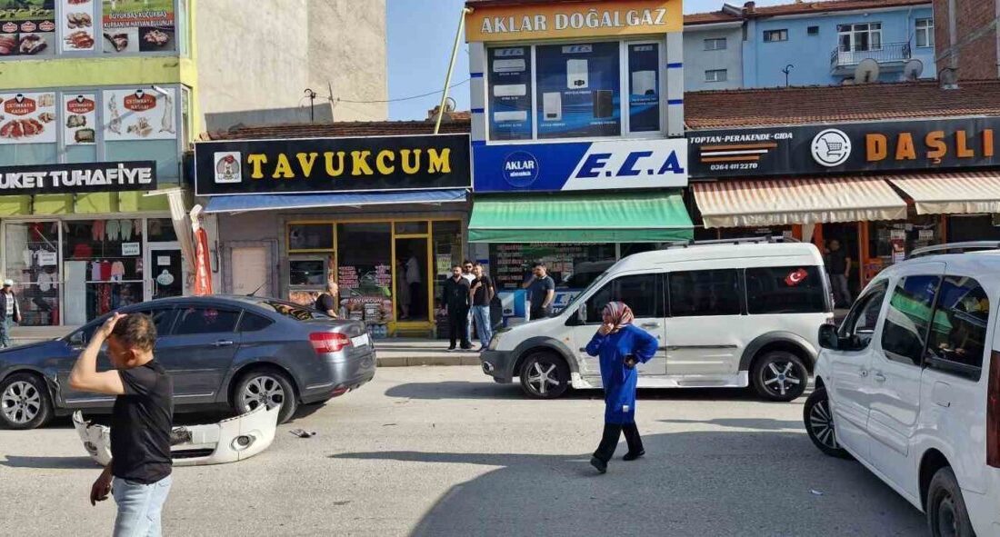 Çorum’da 3 aracın karıştığı kaza kamerada Alaca ilçesinde meydana gelen