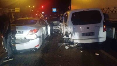 Çorum'da Toptancılar Kavşağı'nda 5 aracın karıştığı zincirleme trafik kazası sonucunda