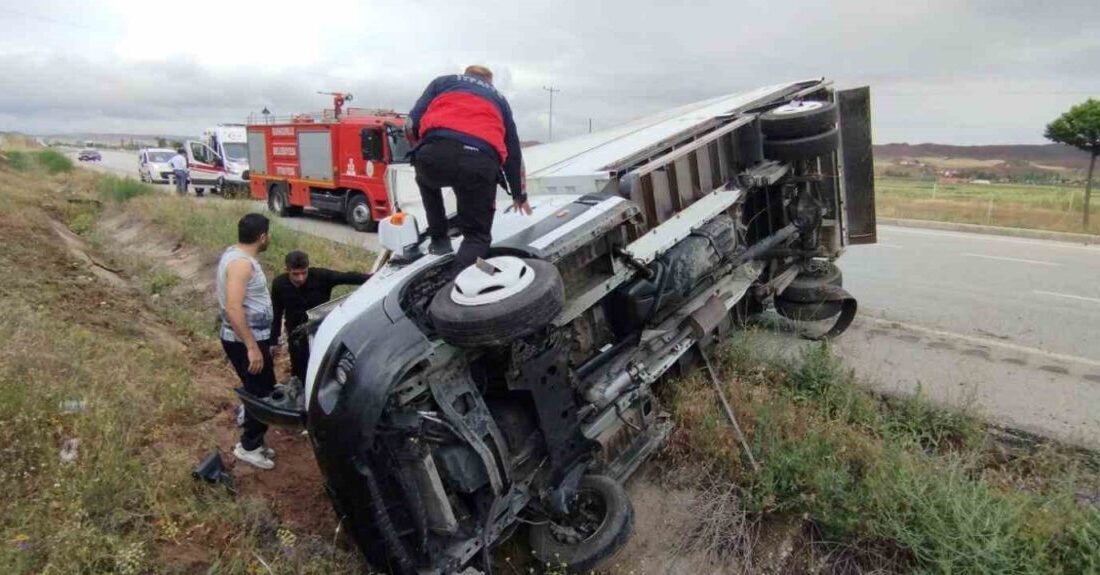 Çorum’da devrilen kamyonetin sürücüsü yaralandı Çorum Sungurlu ilçesinde Yasin