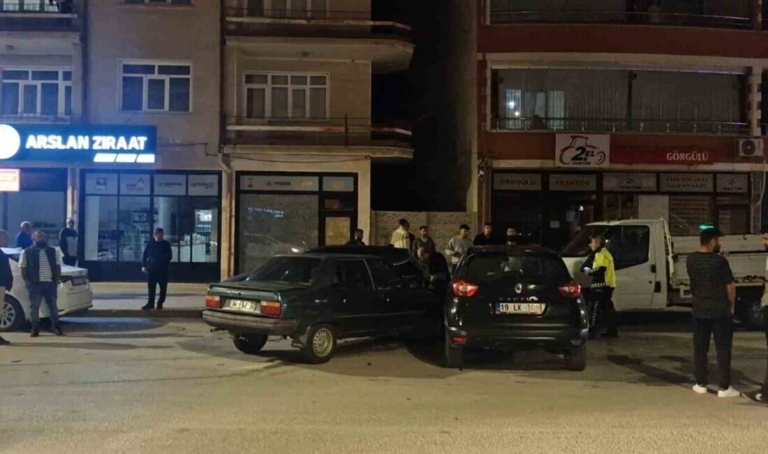 Çorum Alaca'da meydana gelen trafik kazasında, Yıldızhan Mahallesi'nde iki aracın