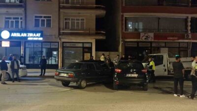 Çorum Alaca'da meydana gelen trafik kazasında, Yıldızhan Mahallesi'nde iki aracın