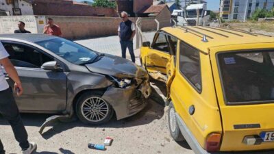 Çorum'un Alaca ilçesinde meydana gelen trafik kazasında 3 kişi yaralandı.