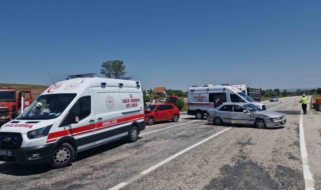 Çorum'un Alaca ilçesinde kavşakta meydana gelen trafik kazasında iki otomobil