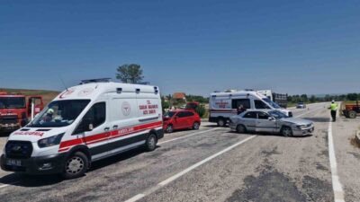Çorum'un Alaca ilçesinde kavşakta meydana gelen trafik kazasında iki otomobil