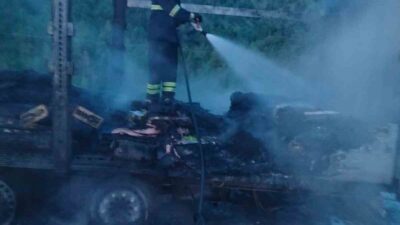 Çorum’un Osmancık ilçesinde tır dorsesinde çıkan yangın itfaiye tarafından söndürüldü.