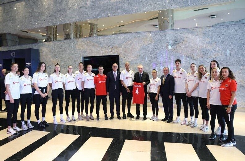 Cumhurbaşkanı Erdoğan, A Milli Kadın Voleybol Takımı ile bir araya geldi Cumhurbaşkanı Erdoğan, A Milli