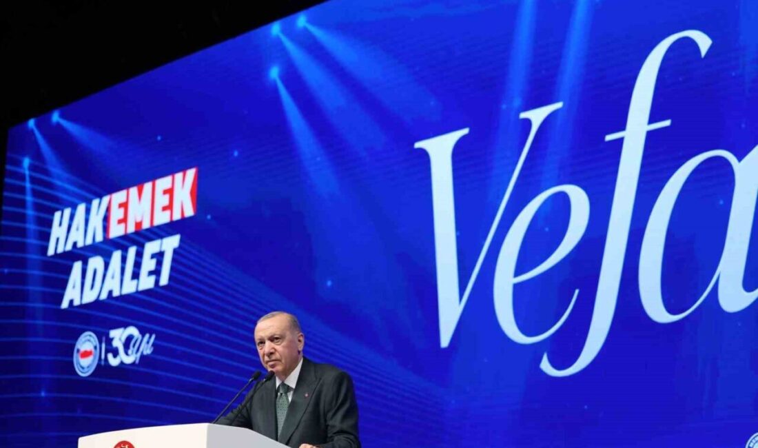 Cumhurbaşkanı Erdoğan: “İran’ın egemenliğine ve bölgemizin güvenliğine yönelik saldırıları kimden gelirse gelsin, asla tasvip etmiyor, tepkimizi de açıkça ortaya koyuyoruz” Cumhurbaşkanı Erdoğan, Memur-Sen'in 30.