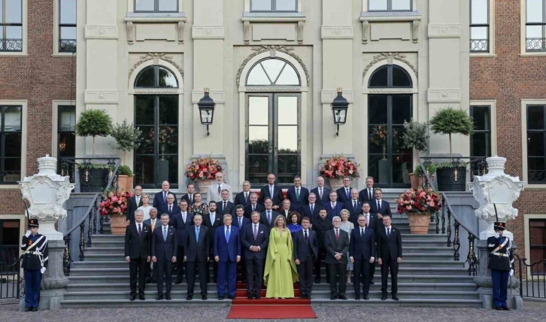 Cumhurbaşkanı Erdoğan, NATO liderleri aile fotoğrafına katıldı Erdoğan, NATO Liderler Zirvesi'nde