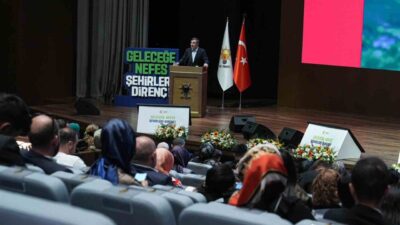 Cevdet Yılmaz, enflasyonun düşüşünü ve Türkiye'nin kalkınmasındaki başarıları vurguladığı konuşmasında,