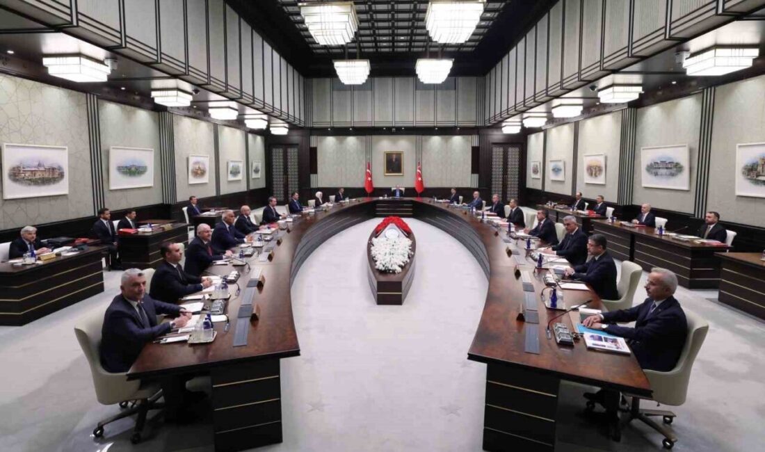 Cumhurbaşkanı Erdoğan başkanlığında toplanan Cumhurbaşkanlığı Kabinesi, Cumhurbaşkanlığı Külliyesi'nde saat 15.39'da