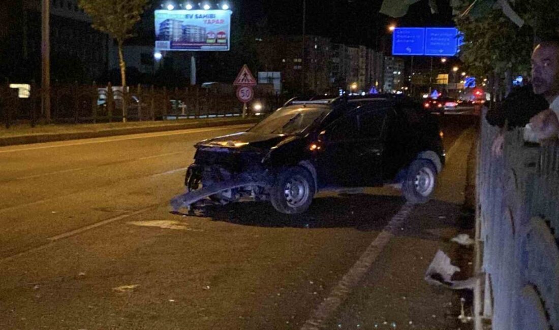 Demir korkuluklara çarpan otomobildeki 2 kişi yaralandı Çorum'da yaşanan kazada otomobil