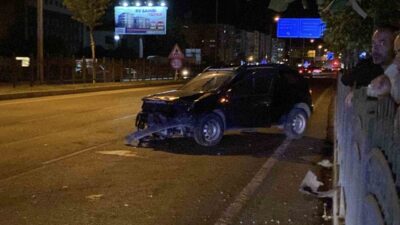 Çorum'da yaşanan kazada otomobil demir korkuluklara çarptı, sürücü ve yanındaki