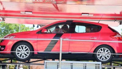 Kırşehir'de düzenlenen simülasyon etkinliğiyle vatandaşlara emniyet kemerinin hayati önemi vurgulandı.