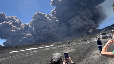 İtalya'daki Etna Yanardağı'nda turistlerin korku dolu anları yaşadığı patlama sonucunda,