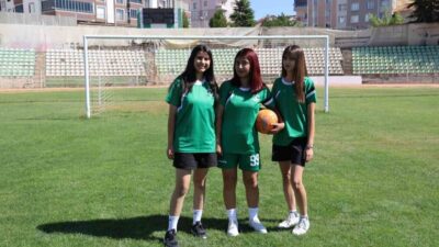 Kırşehir FK kadın futbolcuları, "futbol erkek işi" eleştirilerine rağmen ailelerini