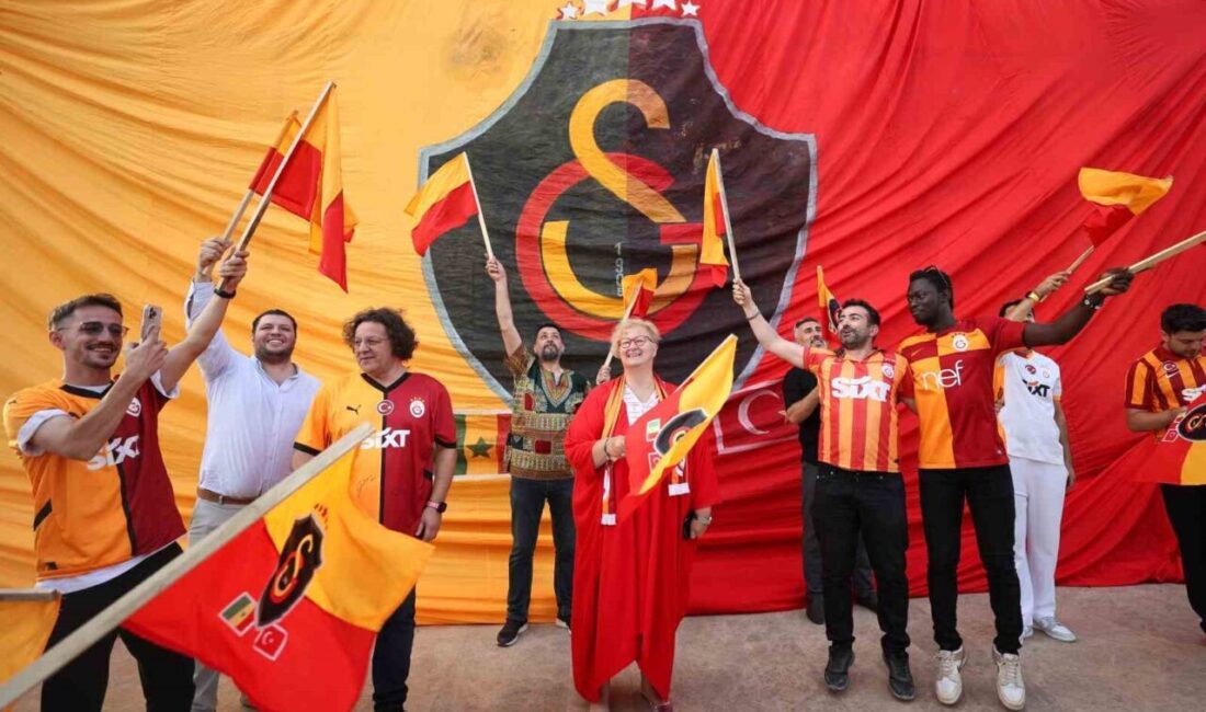 Galatasaray taraftarları, Senegal’in Dakar’daki Türkiye Büyükelçiliği'nde Süper Lig şampiyonluğunu coşkuyla