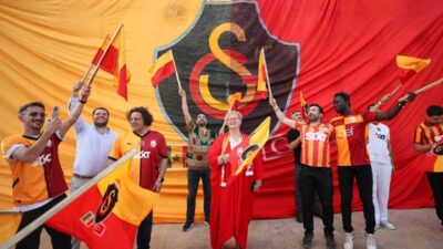 Galatasaray taraftarları, Senegal’in Dakar’daki Türkiye Büyükelçiliği'nde Süper Lig şampiyonluğunu coşkuyla