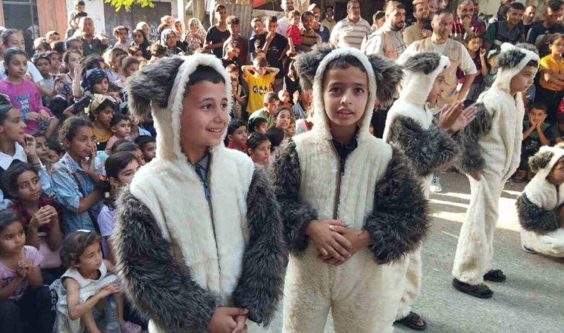 Gazzeli çocuklar, İsrail saldırılarına rağmen bir yardım kuruluşu etkinliğiyle bayramlarını