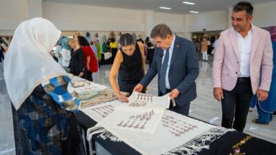 Gölbaşı Belediyesi Kızılçaşar Kültür Merkezi'nde açılan sergide, ücretsiz kurslara katılan