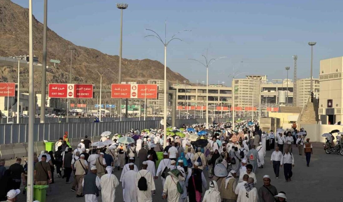 Milyonlarca Müslümanın Arafat ve Müzdelife Vakfeleri ardından şeytan taşlama görevi