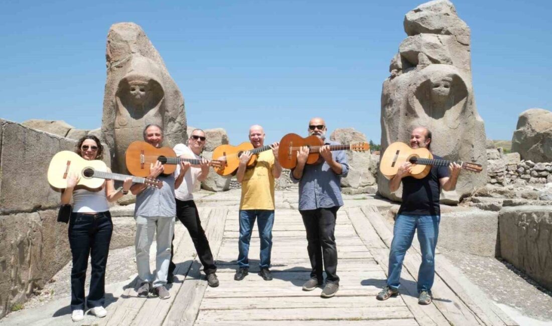 Çorum Belediyesi'nin düzenlediği "Gitar Anavatanında" konserine katılan dünyaca ünlü sanatçılar,