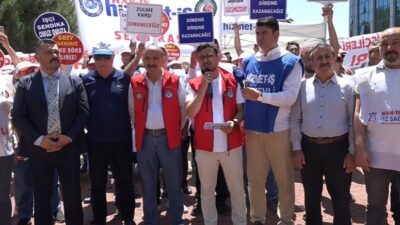 Ankara Altındağ Belediyesi önünde toplanan Hizmet-İş Sendikası üyeleri, toplu iş