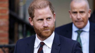 Prens Harry, çocuklarının İngiltere pasaportu almalarındaki gecikmeler nedeniyle soyadını "Spencer"