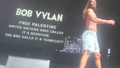 İngiltere'deki Glastonbury Müzik Festivali'nde İsrail karşıtı sloganlar tepkilere neden oldu.