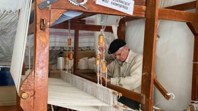 83 yaşındaki İsmail Yanık, 62 yıldır dokumacılık yaparken şimdi çırak