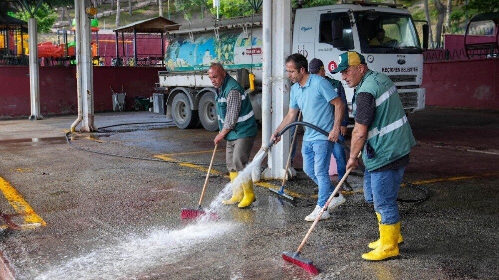 Keçiören Belediyesi, kurban kesim noktalarını temizleyerek vatandaşların sağlıklı bir ibadet