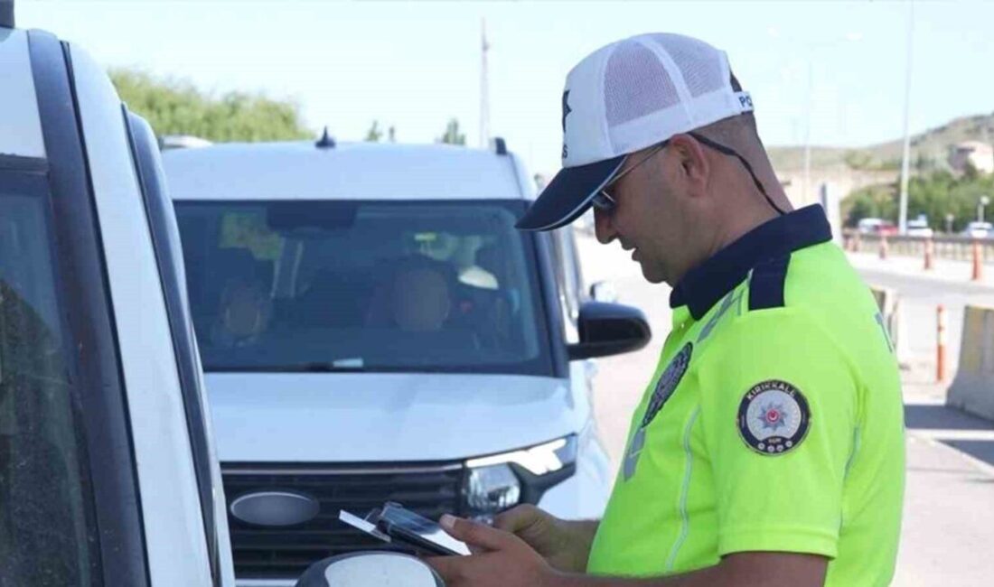 Kırıkkale'de polis ekiplerinin yaptığı denetimlerde 8 aranan şahıs yakalanırken, silah