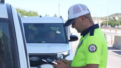 Kırıkkale'de polis ekiplerinin yaptığı denetimlerde 8 aranan şahıs yakalanırken, silah