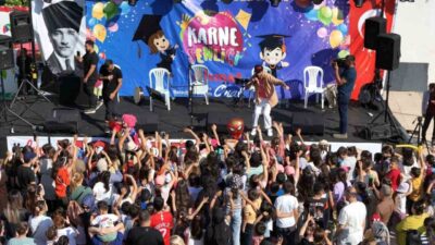 Kırıkkale'de düzenlenen Karne Şenliği'nde çocuklar, aileleriyle birlikte konserler, oyunlar ve