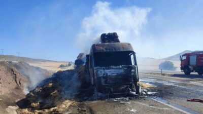 Kırıkkale-Kalecik karayolunda seyir halindeyken saman balyası yüklü tırda çıkan yangın,