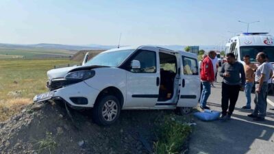 Kırıkkale'de hafif ticari aracın toprak yığınına çarpması sonucu meydana gelen