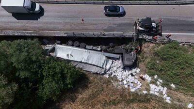 Kırıkkale-Ankara D200 kara yolunda meydana gelen trafik kazasında tır, köprüden
