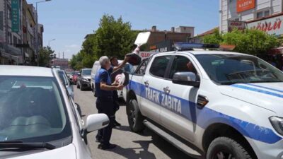 Kırıkkale Belediyesi Zabıta Müdürlüğü, kaldırımları işgal eden malzemeleri kaldırarak yaya