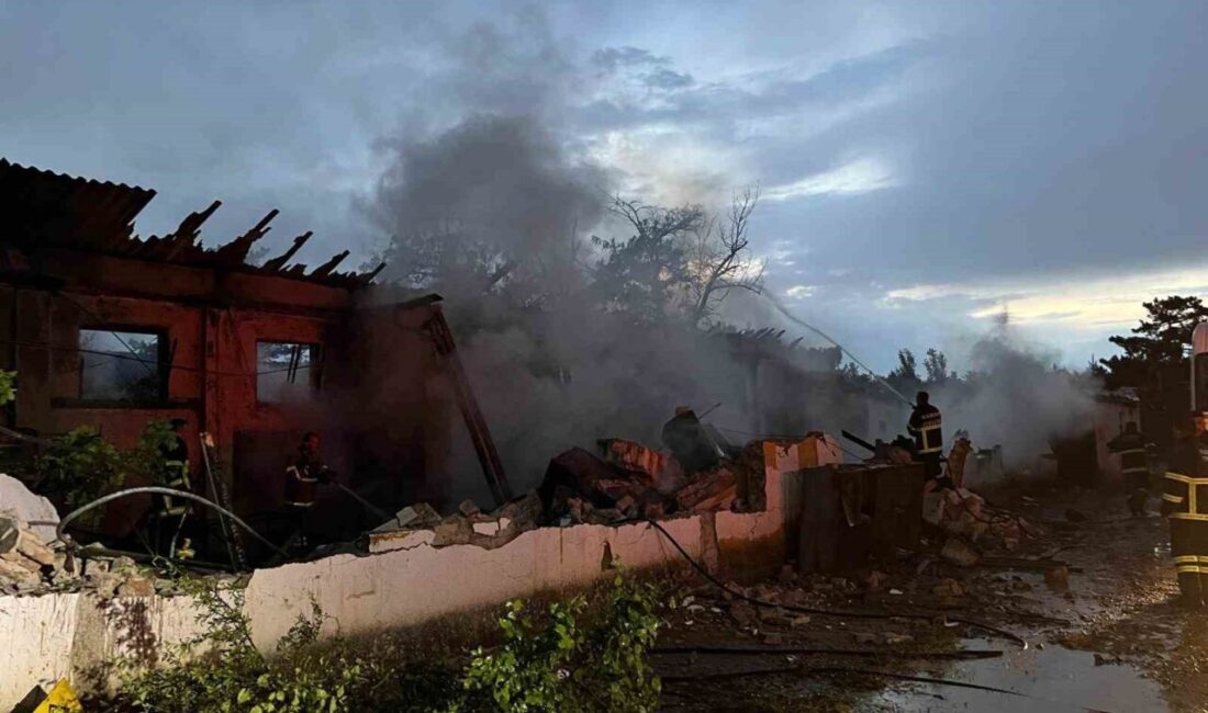 Kırşehir'in Kaman ilçesinde Elektrik Üretim A.Ş.'ye ait depoda çıkan yangın