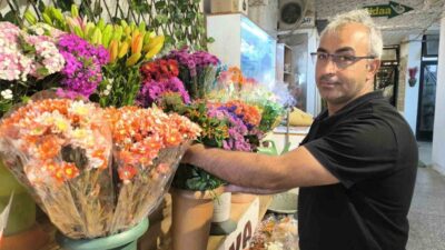 Kırşehir'de çiçekçiler yapay çiçeklere olan ilginin azaldığını, canlı çiçek ve