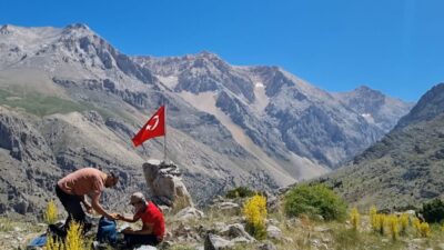 Niğde Aladağlar Milli Parkı'ndaki Emli Vadisi'nde Kırşehir'den gelen 7 kişilik