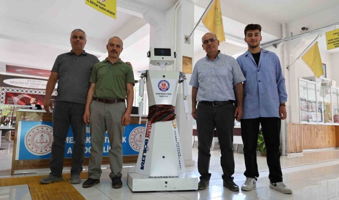 Kırşehir Mesleki ve Teknik Anadolu Lisesi'nde öğretmen ve öğrencilerin birlikte