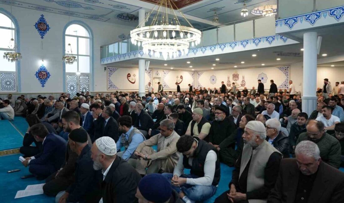 Almanya'nın Köln şehrindeki Brühl Camii'nde yüzlerce Müslüman, Kurban Bayramı namazını
